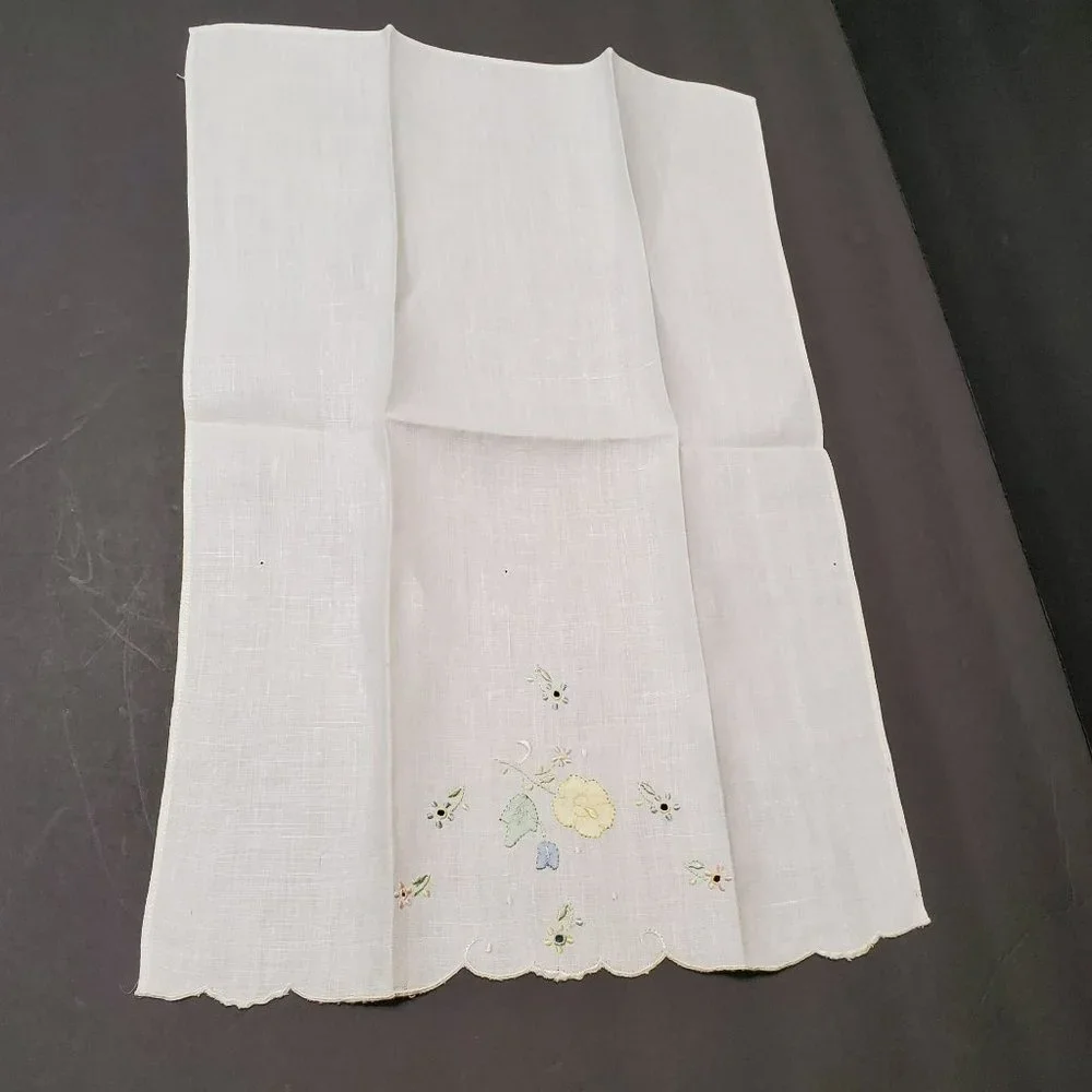 Vintage Embroidered Guest Towel, Fingertip, Embroidery, Applique ,Floral, Linens